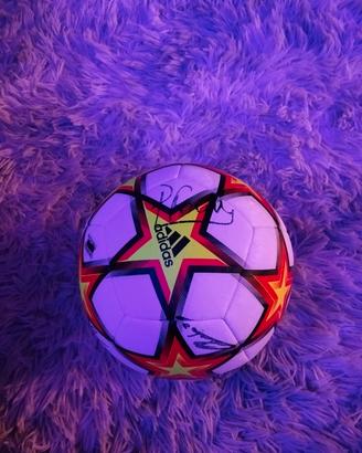 pallone con firme dei calciatori del milan