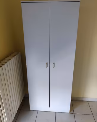 Soggiorno con specchio ed armadietto