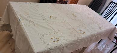 Tovaglia ricamata e lame'
