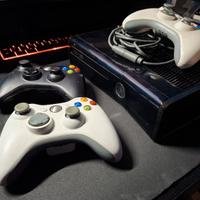 Xbox 360 S (modello 1439) con 3 giochi (COD, Halo)