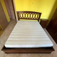Letto in legno in arte povera