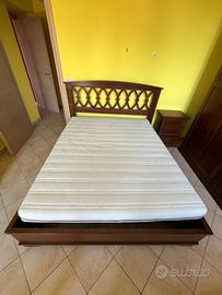 Letto in legno in arte povera