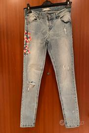JEANS DENIM TERRANOVA con ricami floreali