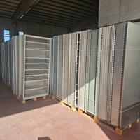 Scaffali e banchi in metallo