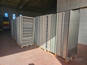 Scaffali e banchi in metallo
