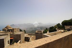 3 LOCALI A ERICE