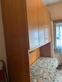 Cameretta con armadio a ponte e letto singolo