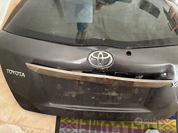 Portellone con spoiler e vetro Toyota Yaris 2012