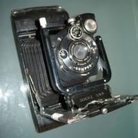 Fotocamera analogica vintage a soffietto