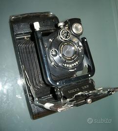 Fotocamera analogica vintage a soffietto