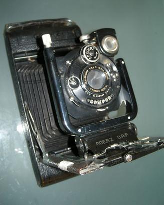Fotocamera analogica vintage a soffietto