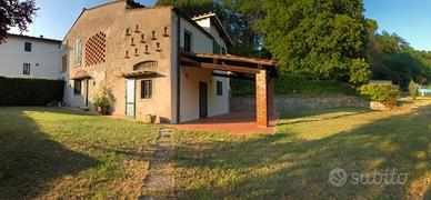 Ex fienile con giardino e posti auto