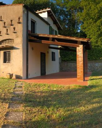 Ex fienile con giardino e posti auto