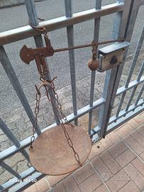 antica stadera vintage con piatto