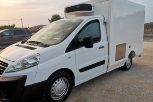 Furgone frigo adibito alla vendita di prodotti