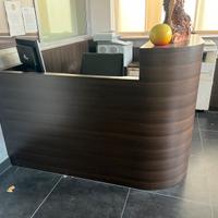 Bancone da reception con mobili per ufficio