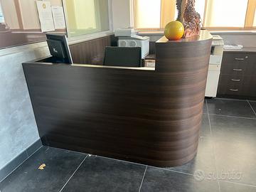 Bancone da reception con mobili per ufficio