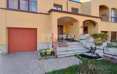 VILLA A SCHIERA DI TESTA DI 4 LOCALI CON AMPIO GIA