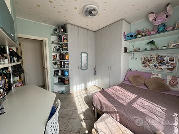 Camera singola in ampio e luminoso appartamento