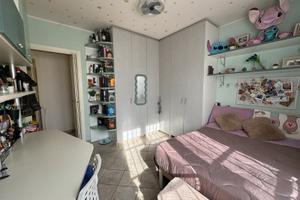 Camera singola in ampio e luminoso appartamento