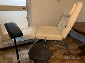 Lettino da massaggi con sgabello e poggia braccio