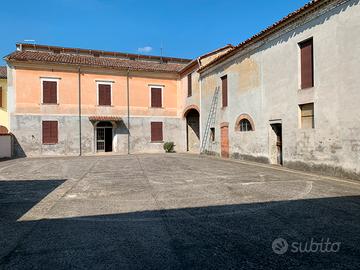 Abitazione con locali accessori e terreno