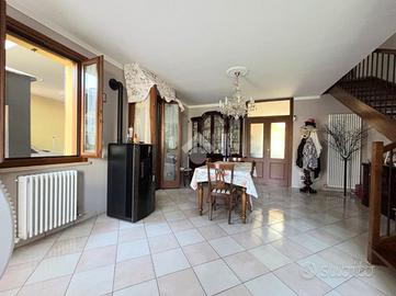 VILLA A SCHIERA A PEGOGNAGA