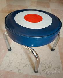 Uno sgabello vintage in skai