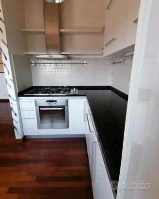 CUCINA IN NOCE CON PIANI IN MARMO GIA' SMONTATA