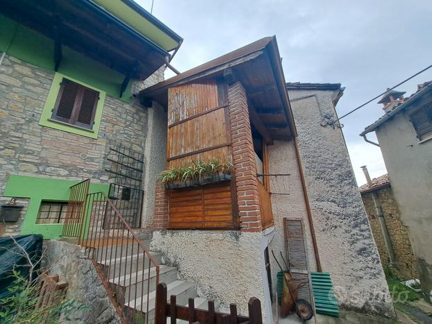 Casa di collina più terreno