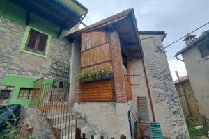 Casa di collina più terreno