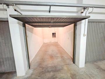 Semicentro: AMPIO GARAGE per AUTO + MOTO