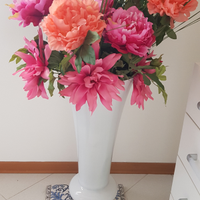 Vaso in vetro bianco e fiori in tessuto