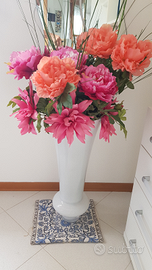 Vaso in vetro bianco e fiori in tessuto