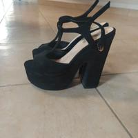 Scarpe nere aperte con tacco alto