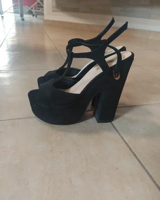 Scarpe nere aperte con tacco alto