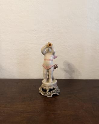 Putto porcellana con tromba base traforata