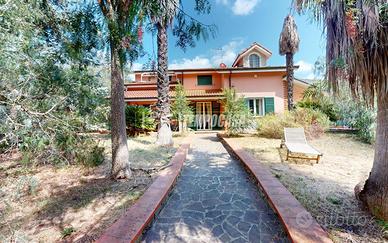VILLA INDIPENDENTE CON GIARDINO