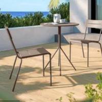 Tavolo e due sedie per giardino