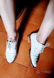 Scarpe donna.  vera pelle. bianco.  lacci. 