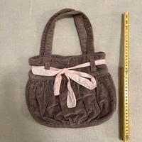 Borsa Brandy Melville grigia con fiocco rosa.