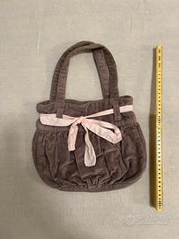 Borsa Brandy Melville grigia con fiocco rosa.