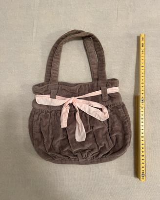 Borsa Brandy Melville grigia con fiocco rosa.