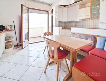 Accogliente bilocale con due balconi e cantina a L