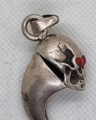 ciondolo con teschio