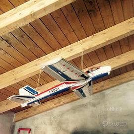 Aereo modellino gigante