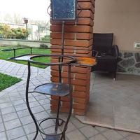 Lavabo in ferro con specchio.