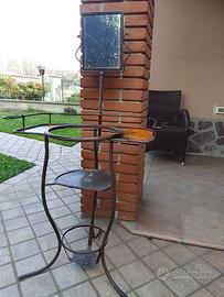Lavabo in ferro con specchio.