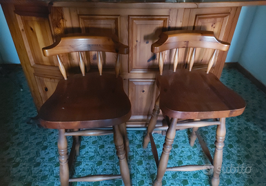 Mobile bar con sedie e parete