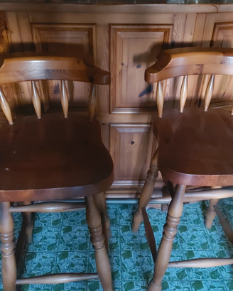 Mobile bar con sedie e parete